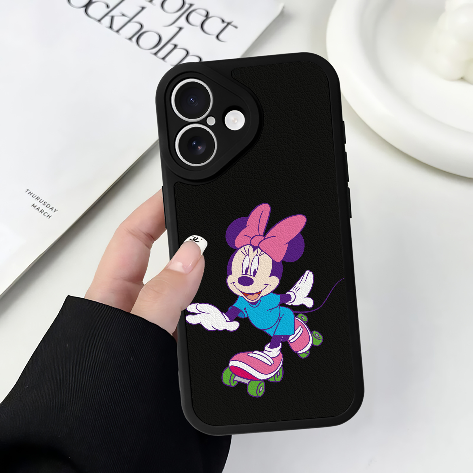 （画像用） ミッキーマウス Mickey Mouse 【iPhone 16シリーズ対応】シリコンスマホケース（レザー調） 材質：シリコン